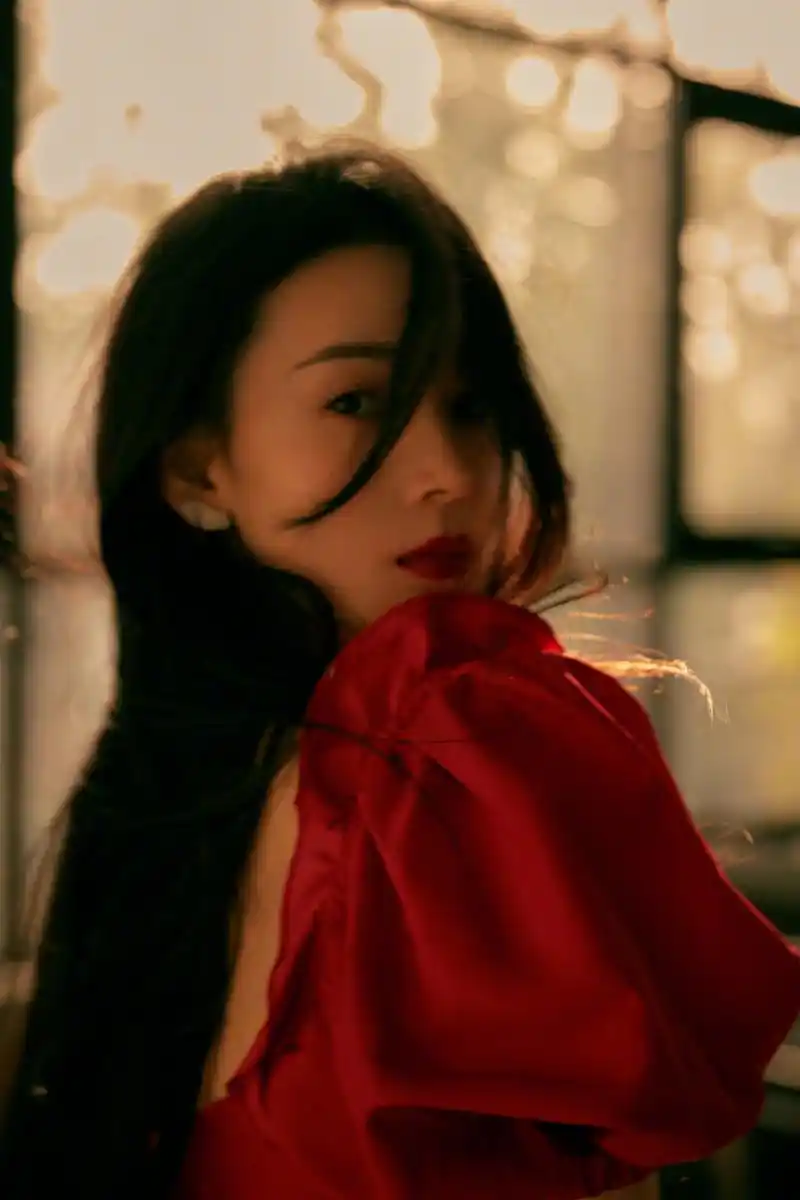 陈瑶穿搭分享,红唇红裙,温柔秀发,优雅复古风情,带着甜甜笑意