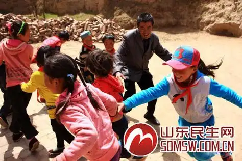 耐心和负责,让学生的成绩一步一步有了起色,他从一个形单影只的外地人