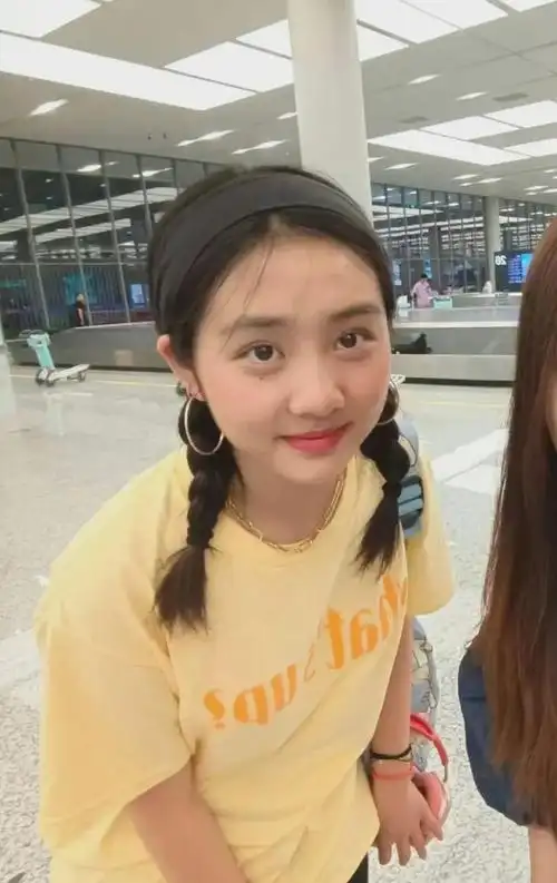 黄磊女儿现身机场并没觉得多漂亮穿t恤看似随意但时尚感强