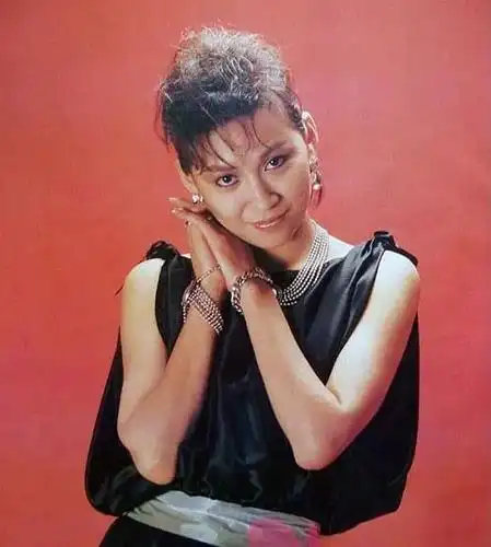 周润发宠妻33年,却膝下无子,陈荟莲刚年过60,看着十分显老