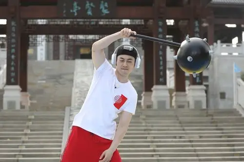 朱亚文《奔跑吧》召开武林大会 化身"洪灰黄"救死扶伤