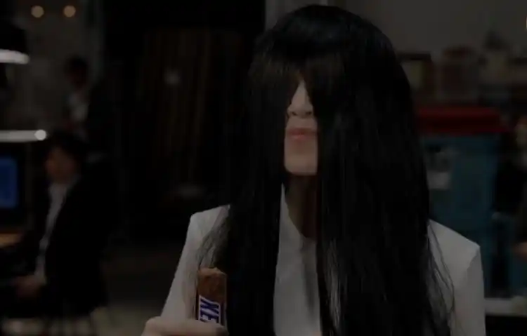 场景设置在惊悚片《贞子》的拍摄现场,饰演女鬼的日本演员三田佳子