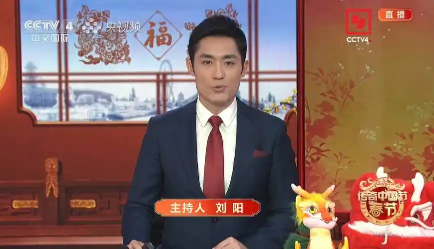 演播室,由主持人王端端,纪萌,刘阳坐镇,一路是新媒体演播室,由董丽萍