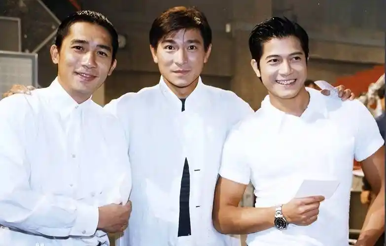 年轻时帅炸天,老了却满脸皱纹的8位港星,个个不愿做"蜡像人"_郑少秋