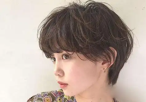 女生内扣空气刘海短发波波头发型,将耳朵位置的头发做成碎发曲线,在