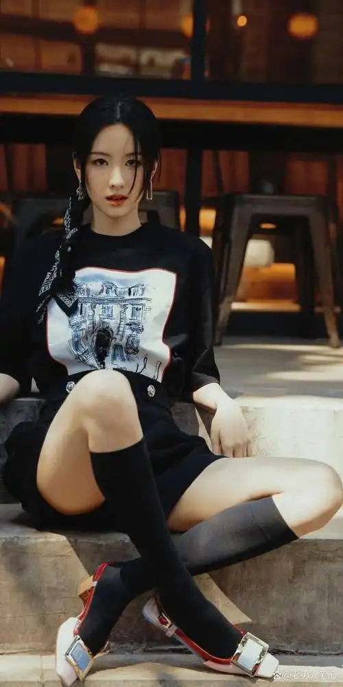 全身all black造型,t恤短裙,黑色长筒袜,秀出白皙,修长美腿,纤美好