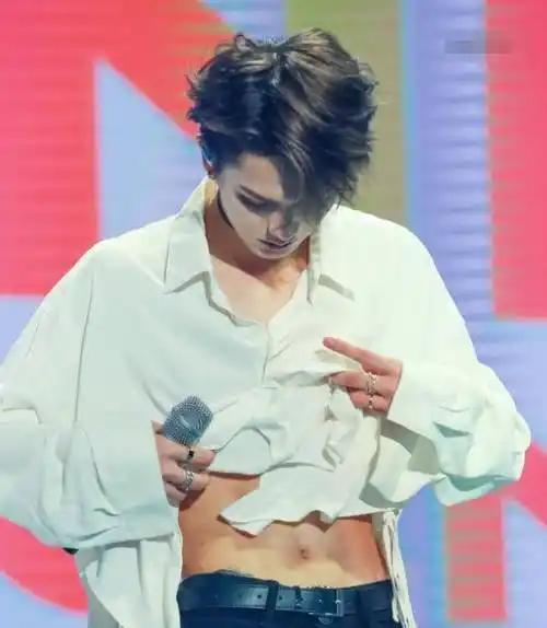 当然,朱正廷也是个有腹肌的男生,从图中来看,比起其他男明星的腹肌