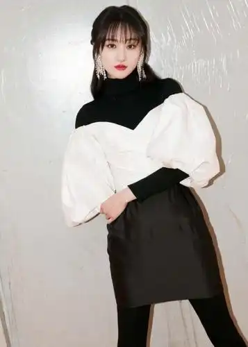 郑爽黑白灯笼袖连衣裙秀纤瘦身材,烈焰红唇大长腿吸睛十足