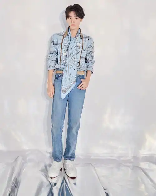 简介:王俊凯蓝色衬衫休闲写真图片,分享一组王俊凯图片给大家,图中的