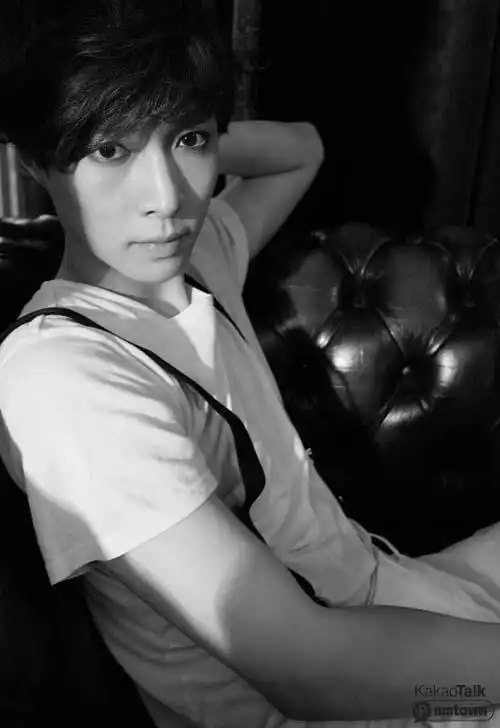 张艺兴出道初期的旧照宛如漂亮精致的洋娃娃