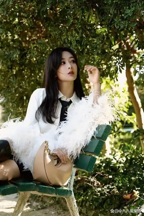 杨紫时装造型:白色羽毛衬衫搭配黑靴,舒适自然又仙气满满