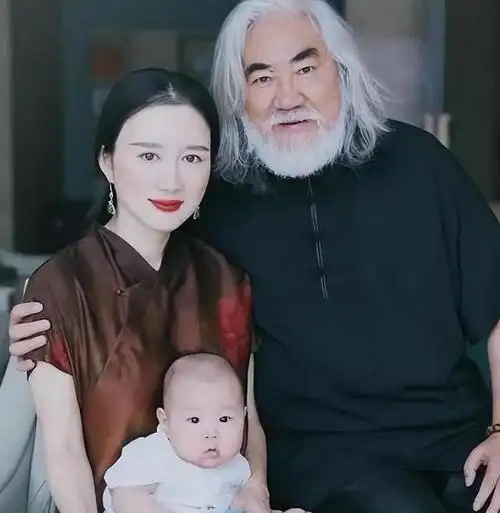 恭喜张纪中72岁再当爹上热搜42岁妻子杜星霖官宣晒b超