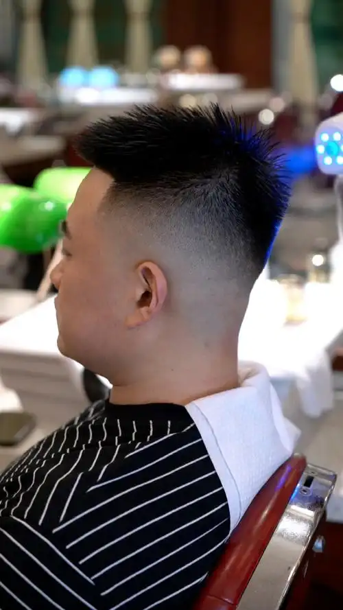 二十几岁的男生要对自己的形象负责,今天给大家推荐这款小飞机头发型.