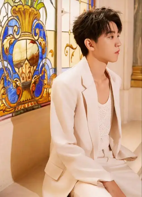 王俊凯 巴黎时装周