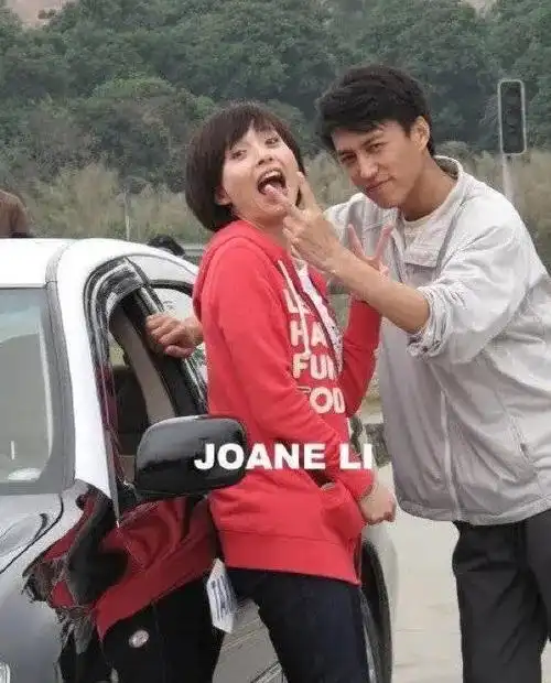 网传之前靳东和江珊恋爱同居共5年,那时候的靳东虽然没有大火,但在