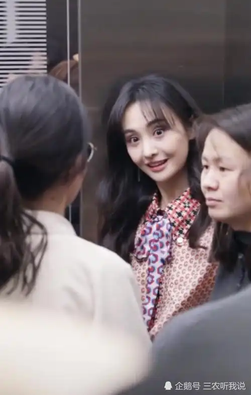 郑爽春晚定妆照火了一见镜头疲倦一扫而光你笑起来真好看