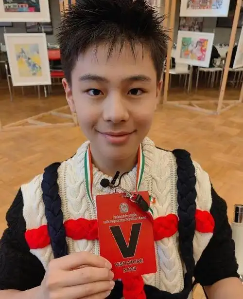 小时候看着他带着孩子们玩游戏,探险的《爸爸去哪儿》里的那个蔡国庆