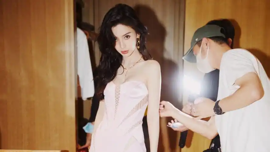 想讨好杨幂的闺蜜?李晓峰红毯主动帮杨颖提裙子,网友热议不断