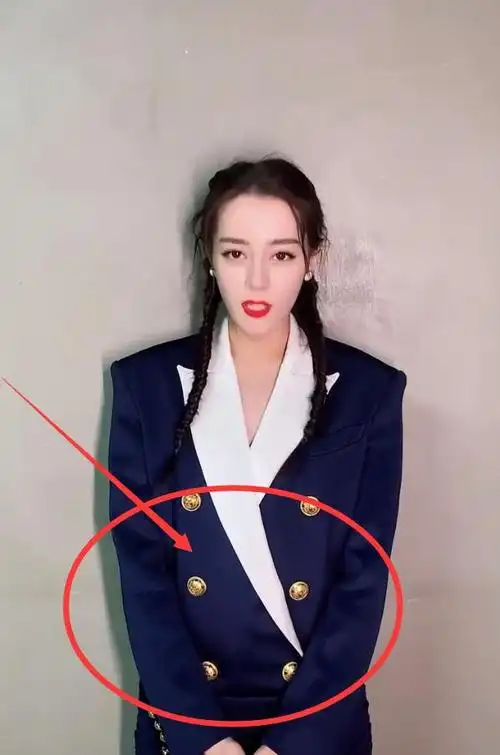 迪丽热巴太瘦撑不起衬衫裙,俯拍镜头下看她的肚子形状,这咋解释