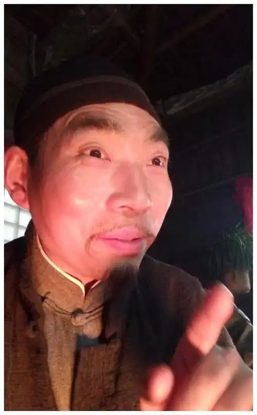 他因长相太"坏",做群演时被周星驰看中;如今在横店买房买车