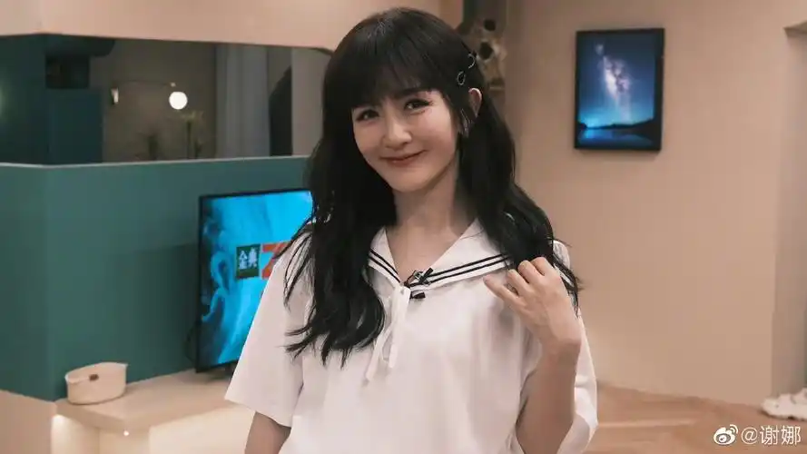 在最新一期乘风里,谢娜选曲《面纱》和一公完全不一样的舞台