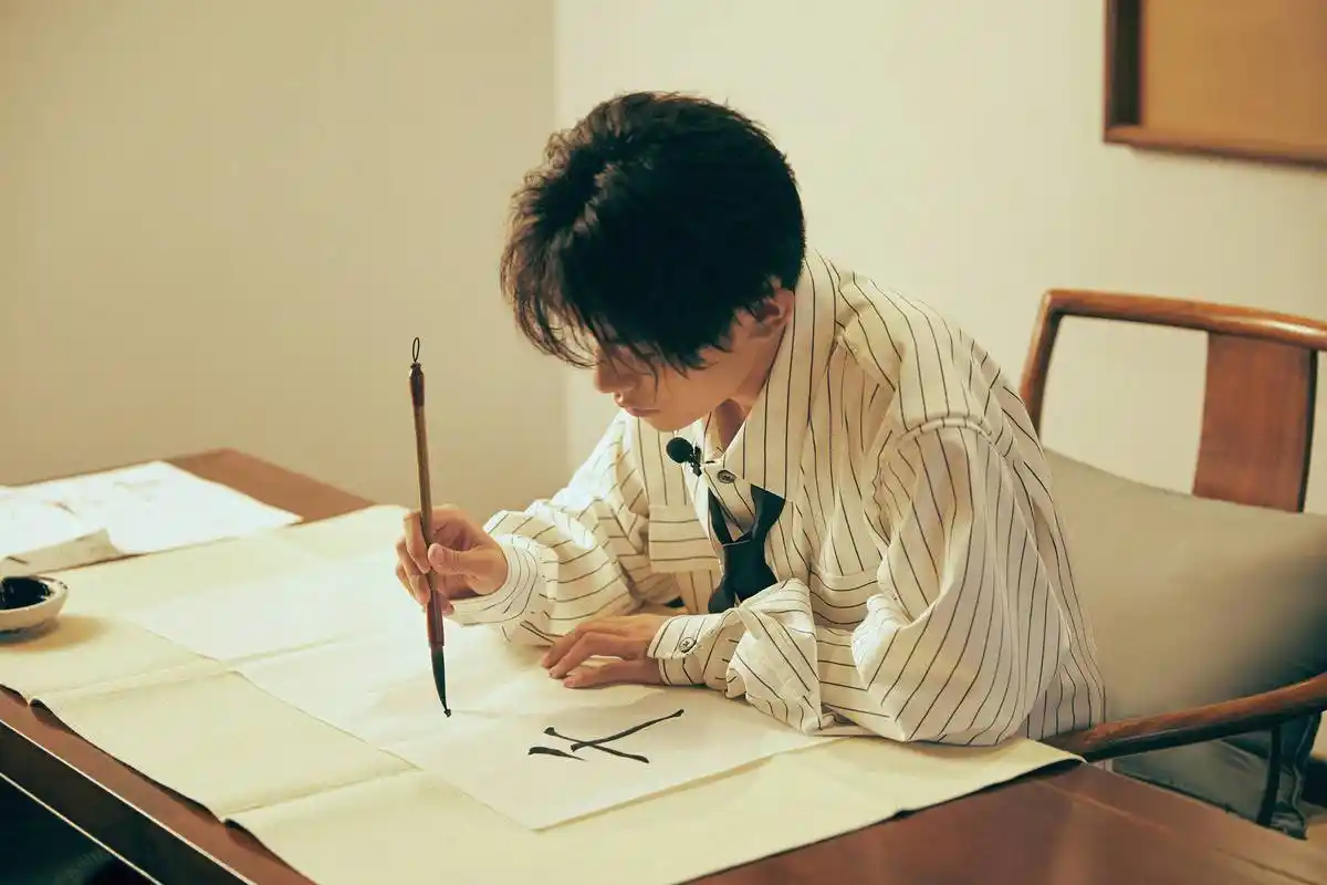 易烊千玺写毛笔字气场强大,小学生坐姿,粉丝:写的是千纸鹤吗?