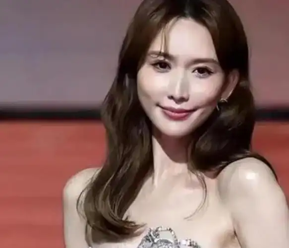 林志玲庆生晒一家三口合照志玲姐姐单手托腮生日愿望很真诚