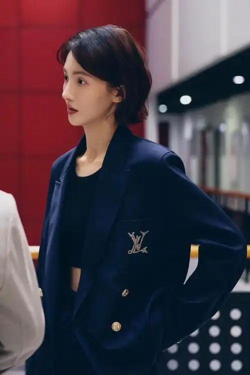 金晨剪了短卷发年轻10岁,穿白色连体衣优雅亮相,美得像换了个人