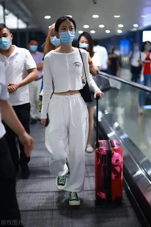 2021年6月17日,周雨彤机场街拍.