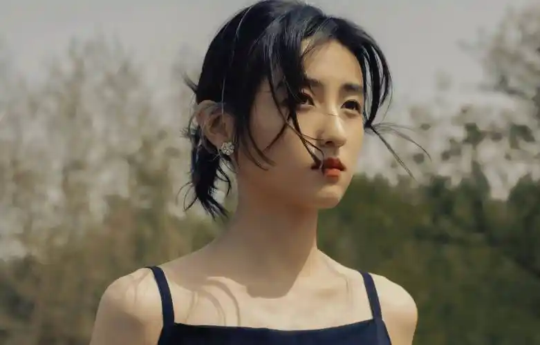 张子枫黑色吊带连衣裙性感美背写真_高跟鞋_银色_锁骨