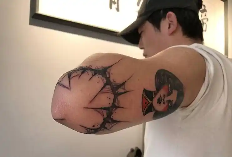 俩小图纹身图片_手臂old school荆棘手肘黑桃a纹身图案