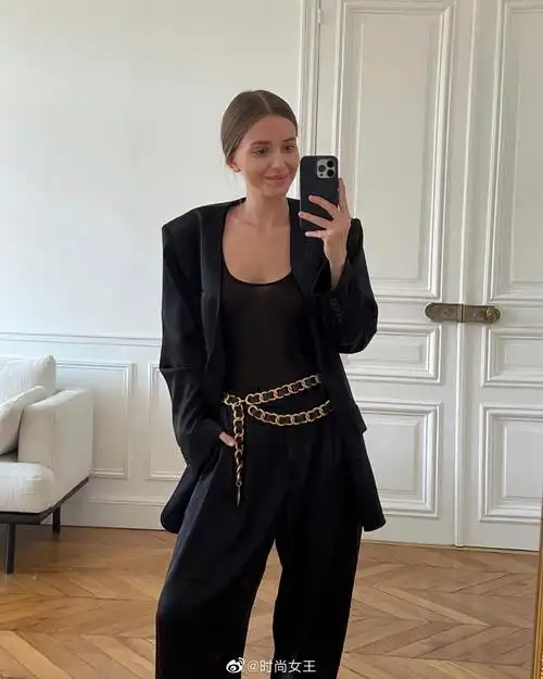 欧美时尚博主的ins穿搭记录更新时髦性感的黑白色系