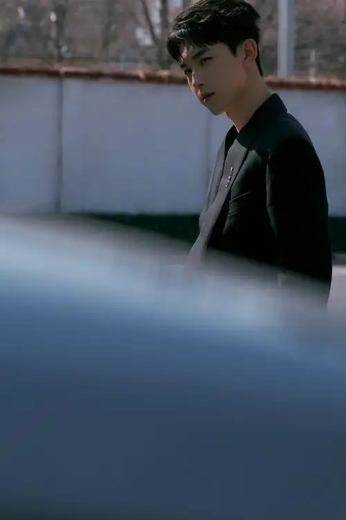 郭俊辰最新西装写真大片黑色深v西装高级又性感