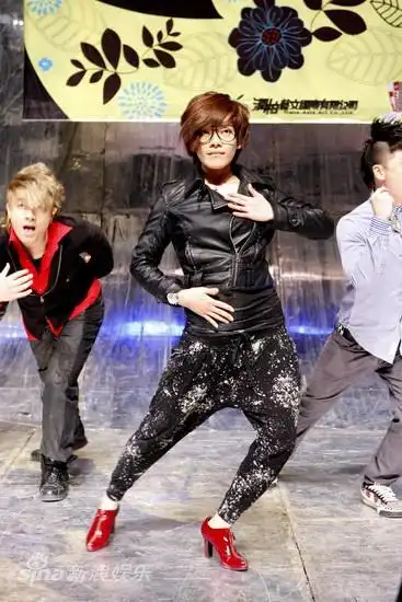 图文:江映蓉生日会-热舞风采十足