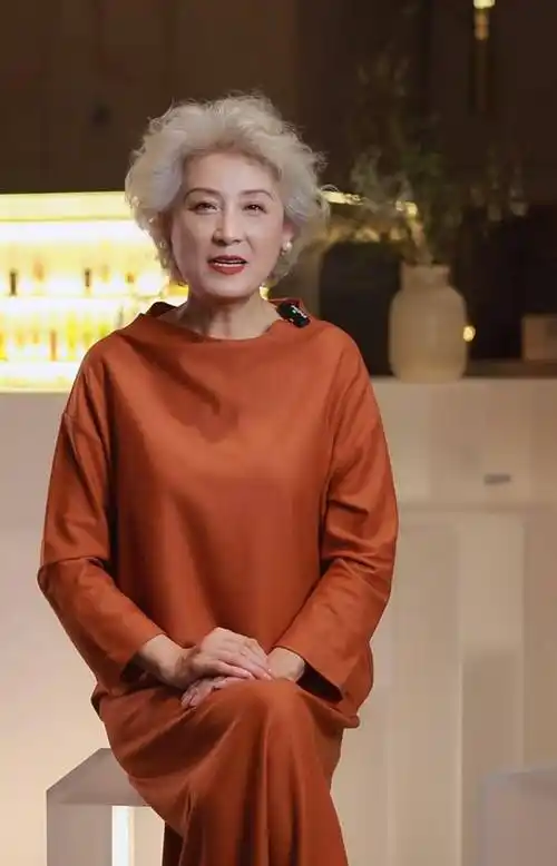 这就是优雅65岁的奶奶:头发不染,衣着考究,不装年轻,也不服从年龄