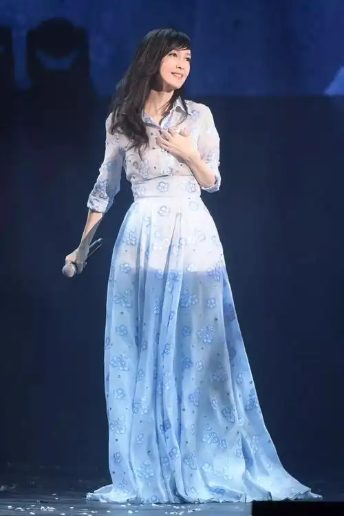 周慧敏终现真实状态,穿白色长裙身材窈窕,松弛苹果肌暴露年龄