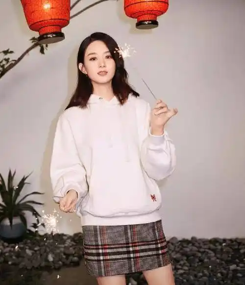 原创赵丽颖产子后长变筋肉腿穿短裤被偶遇未p图太真实了