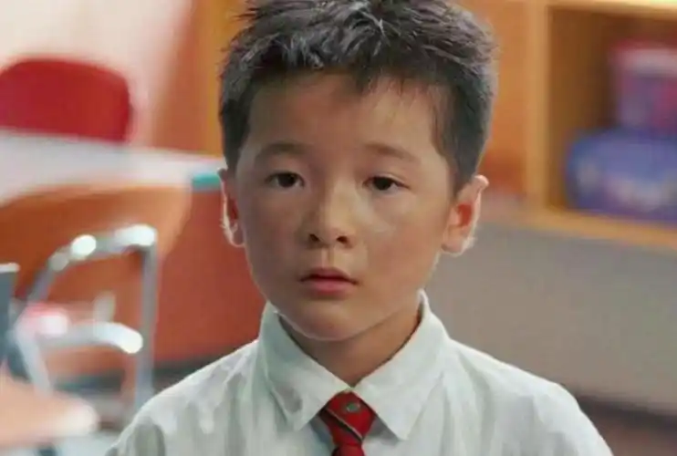 众所周知,2006年时,小小年纪的徐娇就搭档周星驰出演了个人首部电影