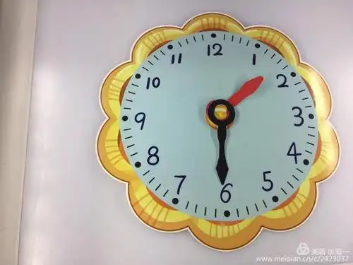 教师引导幼儿通过和整点的比较,认识半点.