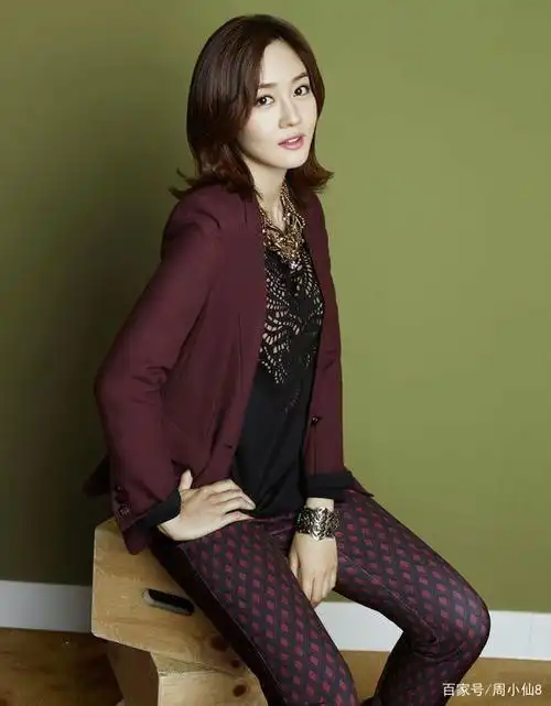 明星成宥利,韩国演员和歌手,笑容甜美,被誉为"三栖艺人"