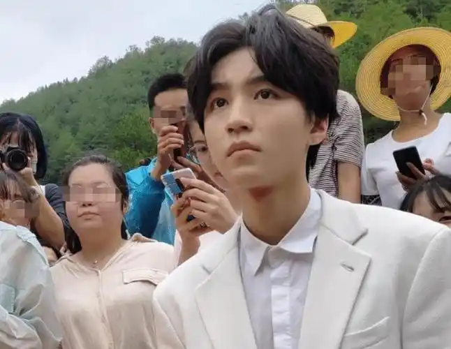 原创王俊凯生图曝光怼脸路透完美hold住离开美颜颜值真实