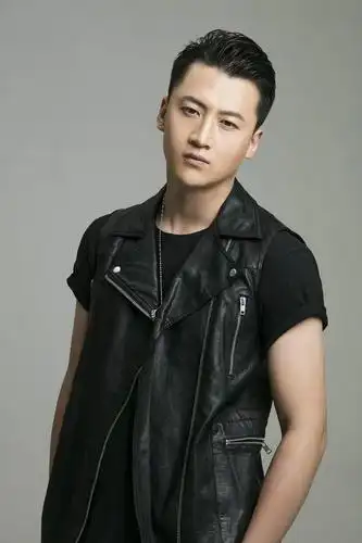 内地男演员初鹏旭 黑白艺术写真