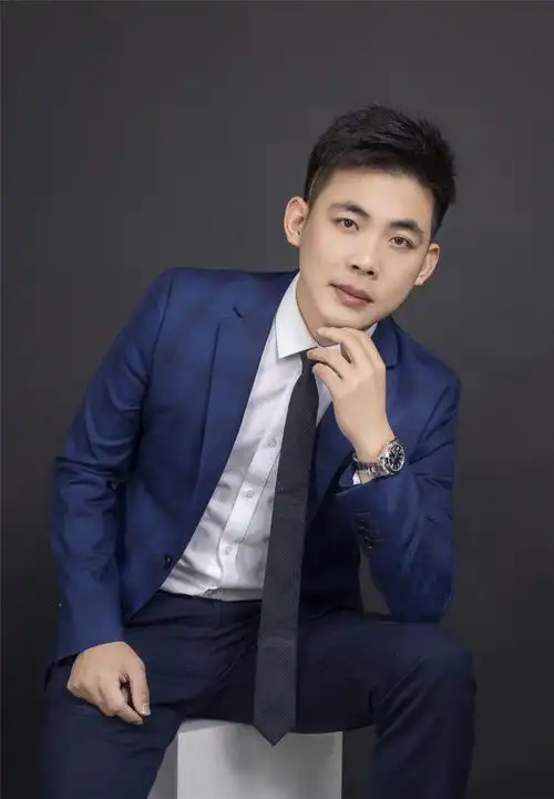 云影轻荷的肖像写真作品《南宁男士职业商务半身形象照客片》