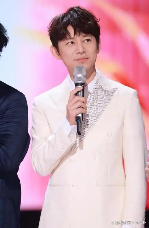 近期,有一段关于任嘉伦在《向往的生活》中对友情的质疑以及黄磊,何炅