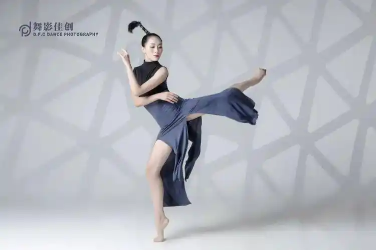 second动作二立脚踢旁腿first动作一点击全屏查看视频,效果更佳