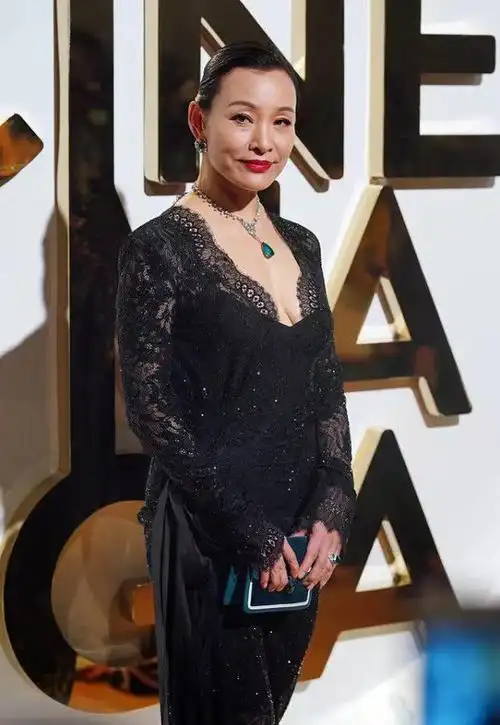 陈冲越老越敢穿穿v领蕾丝裙秀身材不输小花发型却显男相