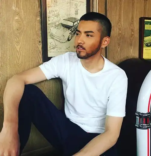 吴亦凡惊现大胡子男神变装逗笑网友