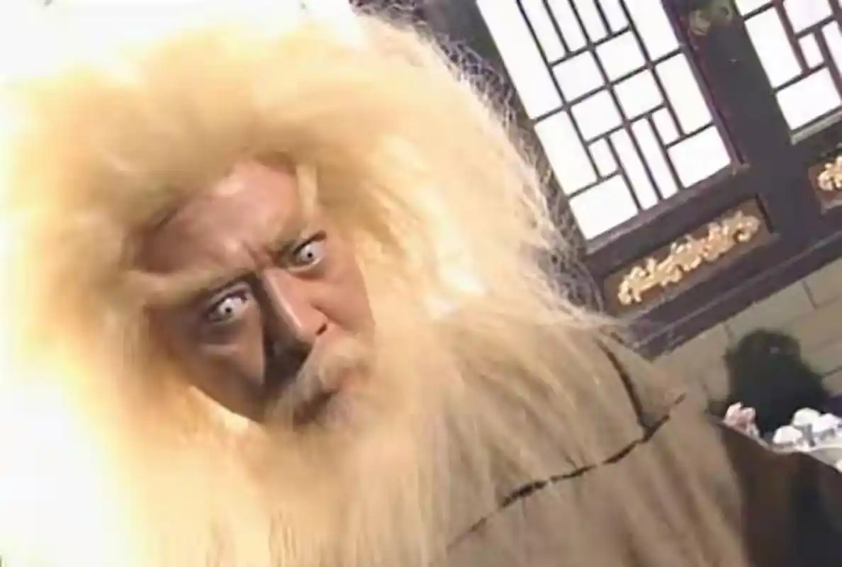 在《倚天屠龙记》中,王盘山一役,金毛狮王谢逊一声长啸,"狮吼功"震耳