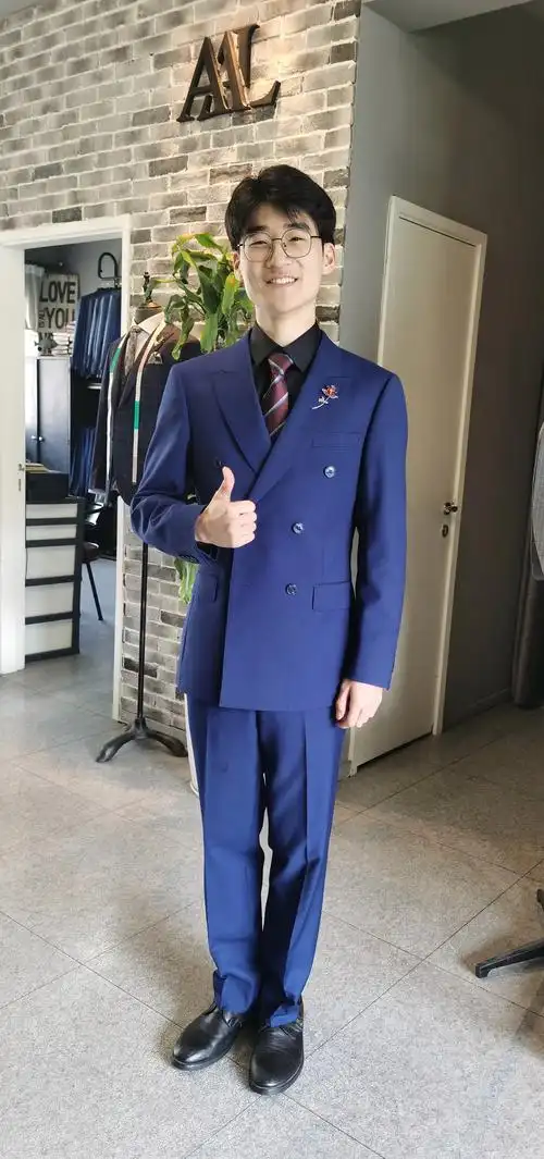 藏蓝色双排扣西装配黑色衬衫