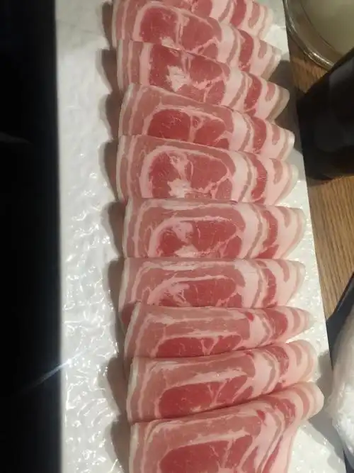 火锅店现场刨片装盘